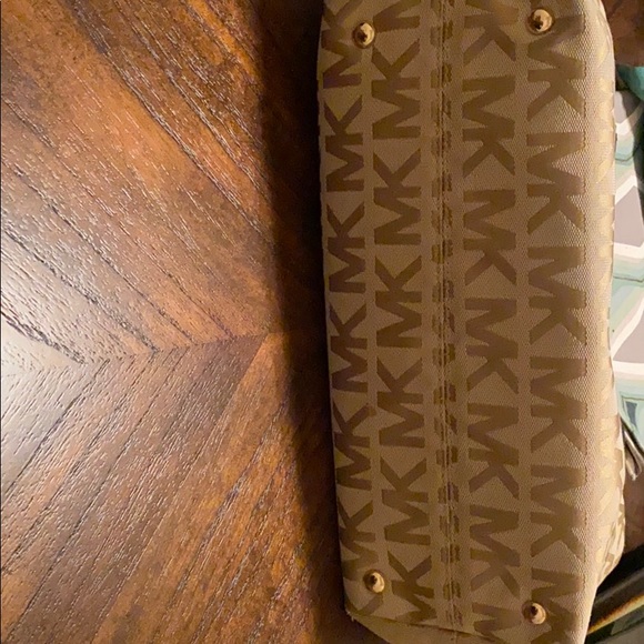 Michael Kors Signature Canvas Print Tote - Picture 6 of 9